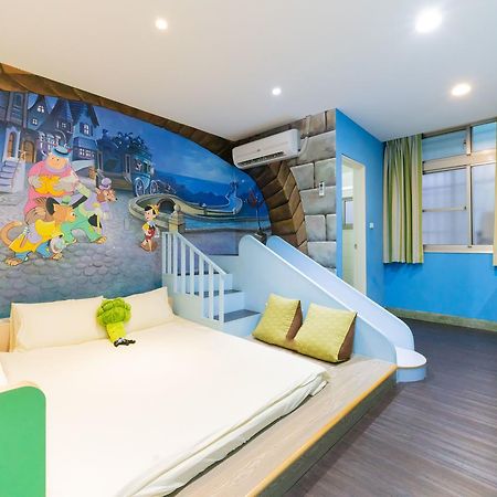 Fairytale House Bed & Breakfast Tainan Bagian luar foto