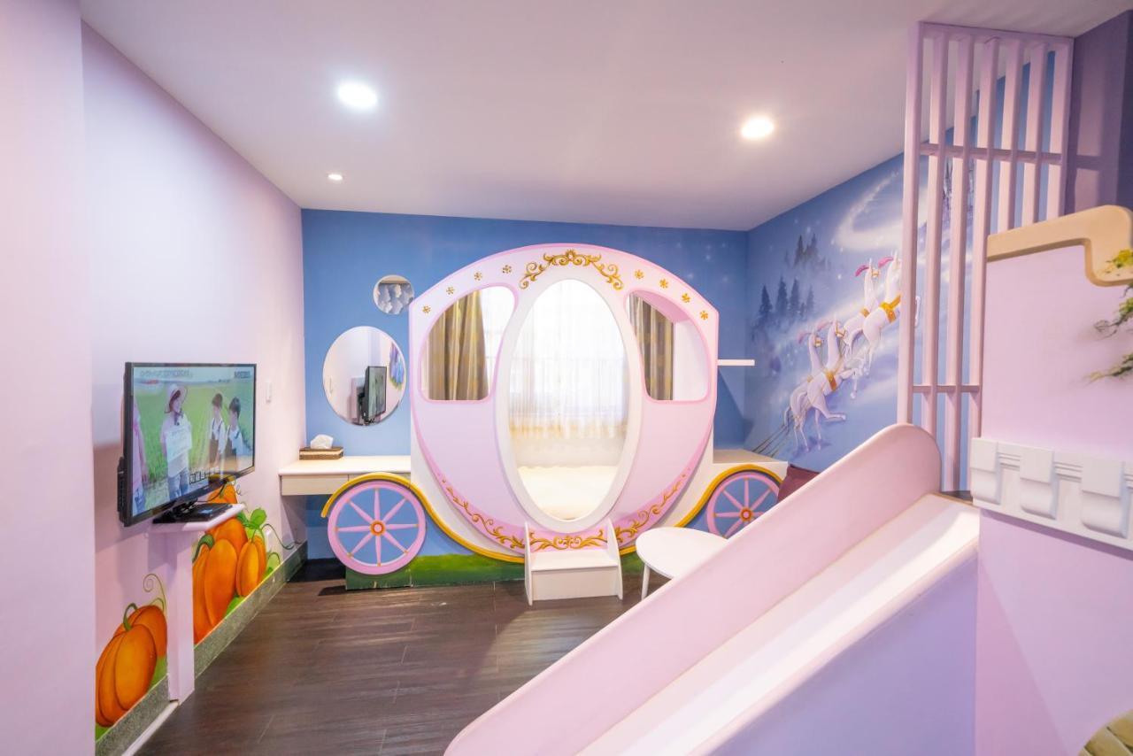 Fairytale House Bed & Breakfast Tainan Bagian luar foto