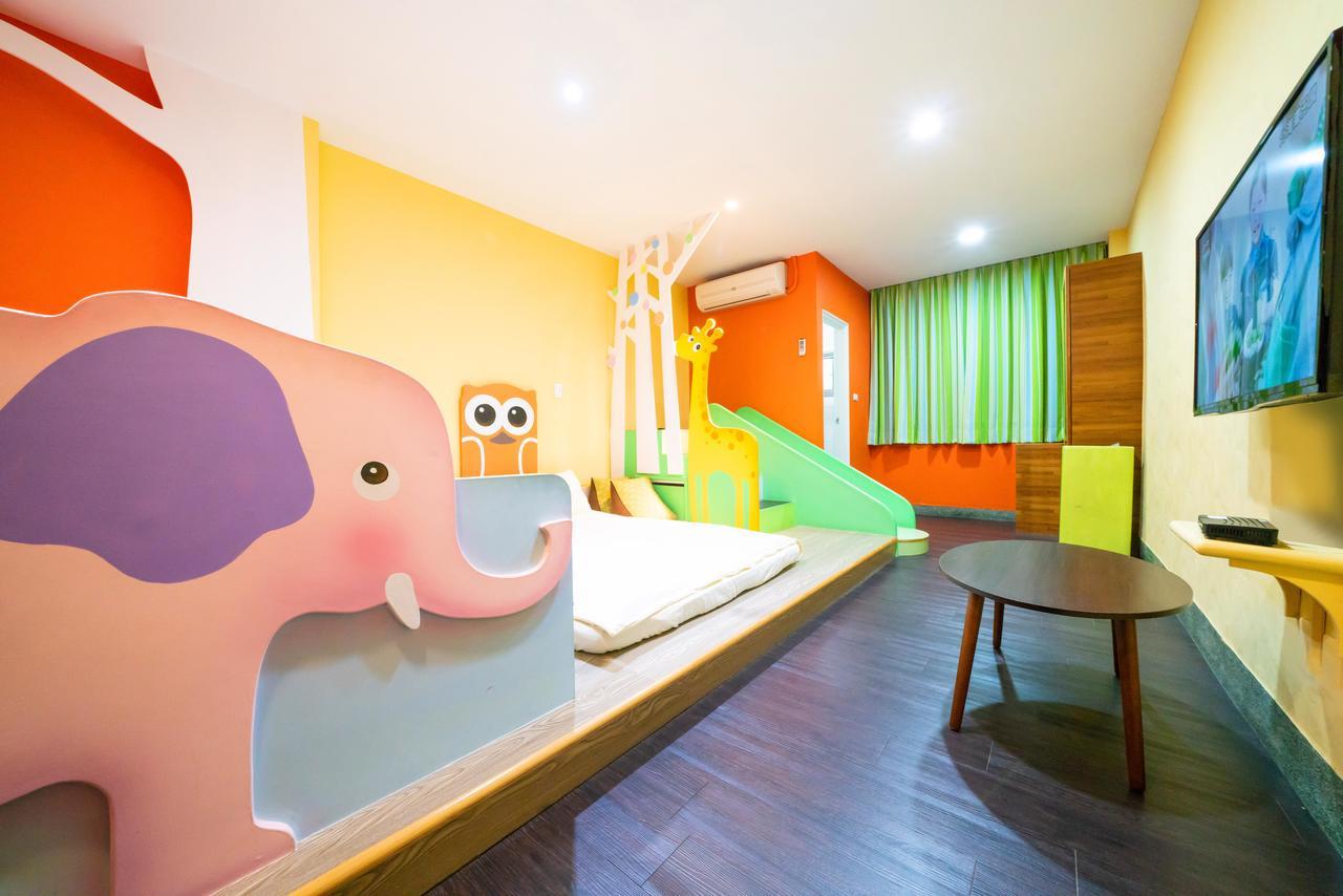 Fairytale House Bed & Breakfast Tainan Bagian luar foto