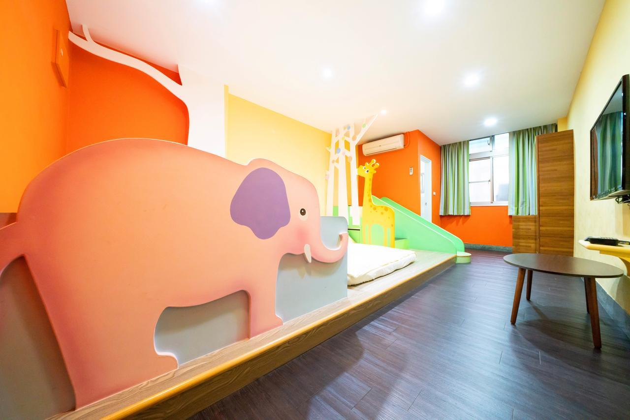 Fairytale House Bed & Breakfast Tainan Bagian luar foto