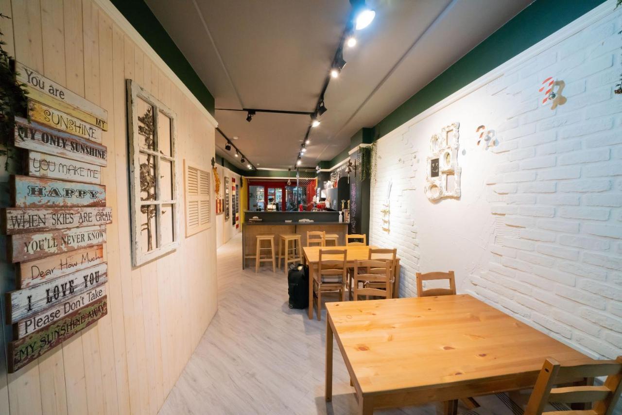 Fairytale House Bed & Breakfast Tainan Bagian luar foto
